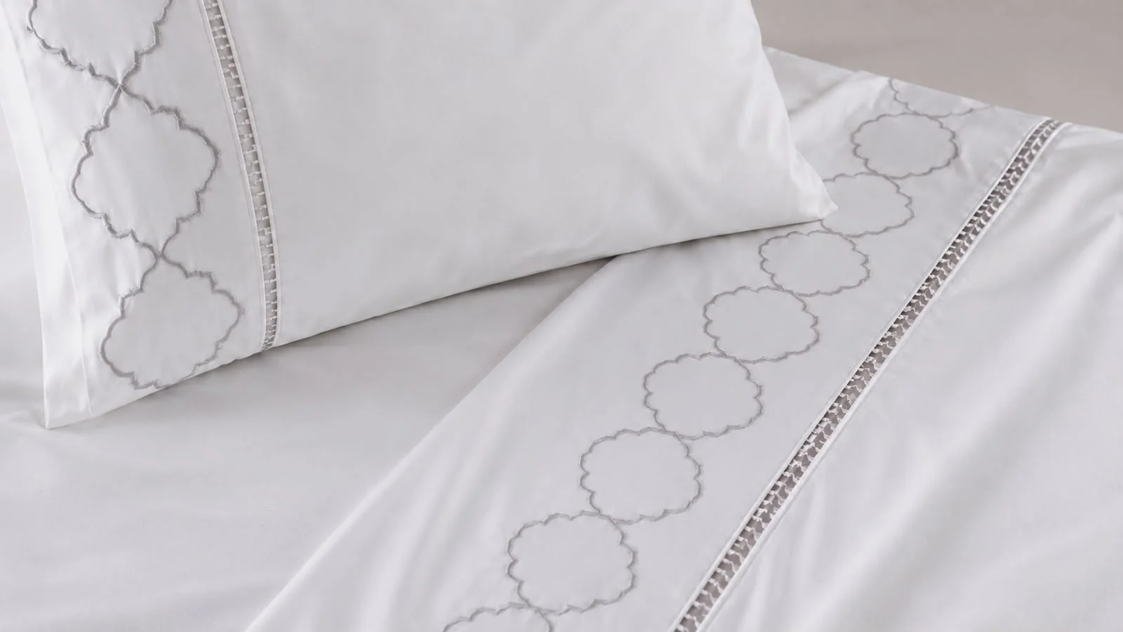Cama arrumada com jogo de cama premium